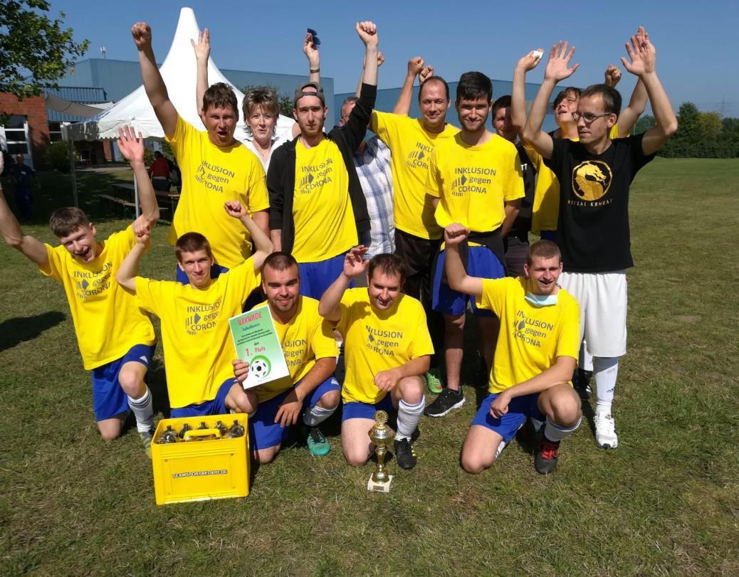 Fußballmannschaft siegt beim inklusiven Turnier gegen Corona in Osterburg