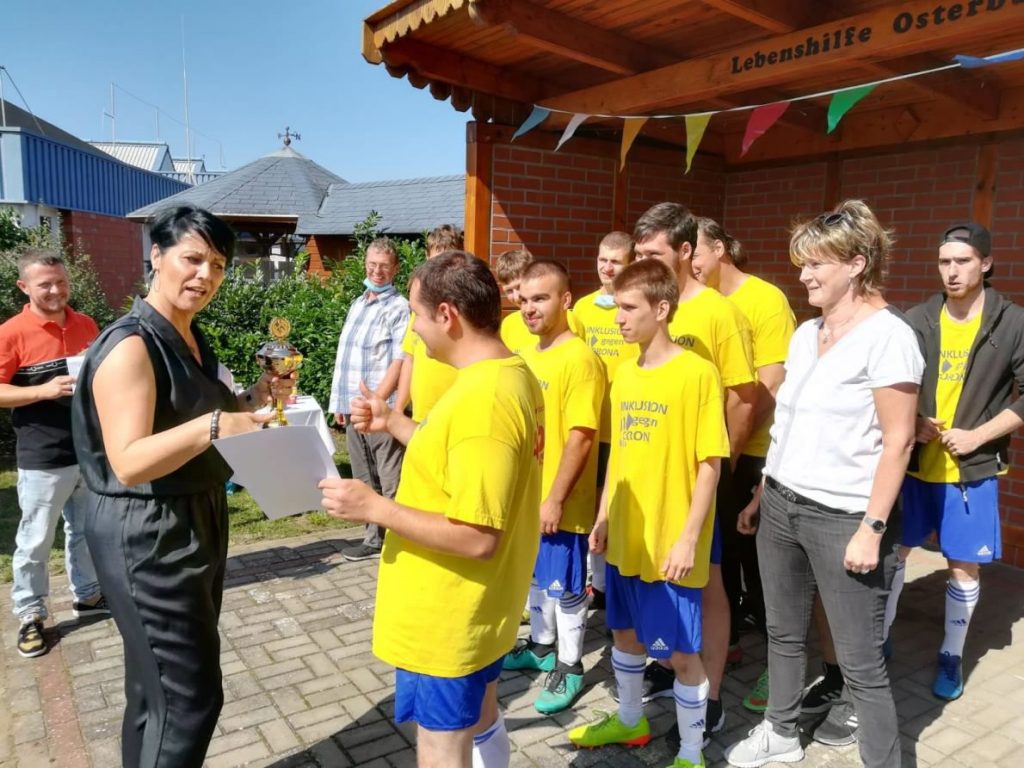 Fußballmannschaft siegt beim inklusiven Turnier gegen Corona in Osterburg