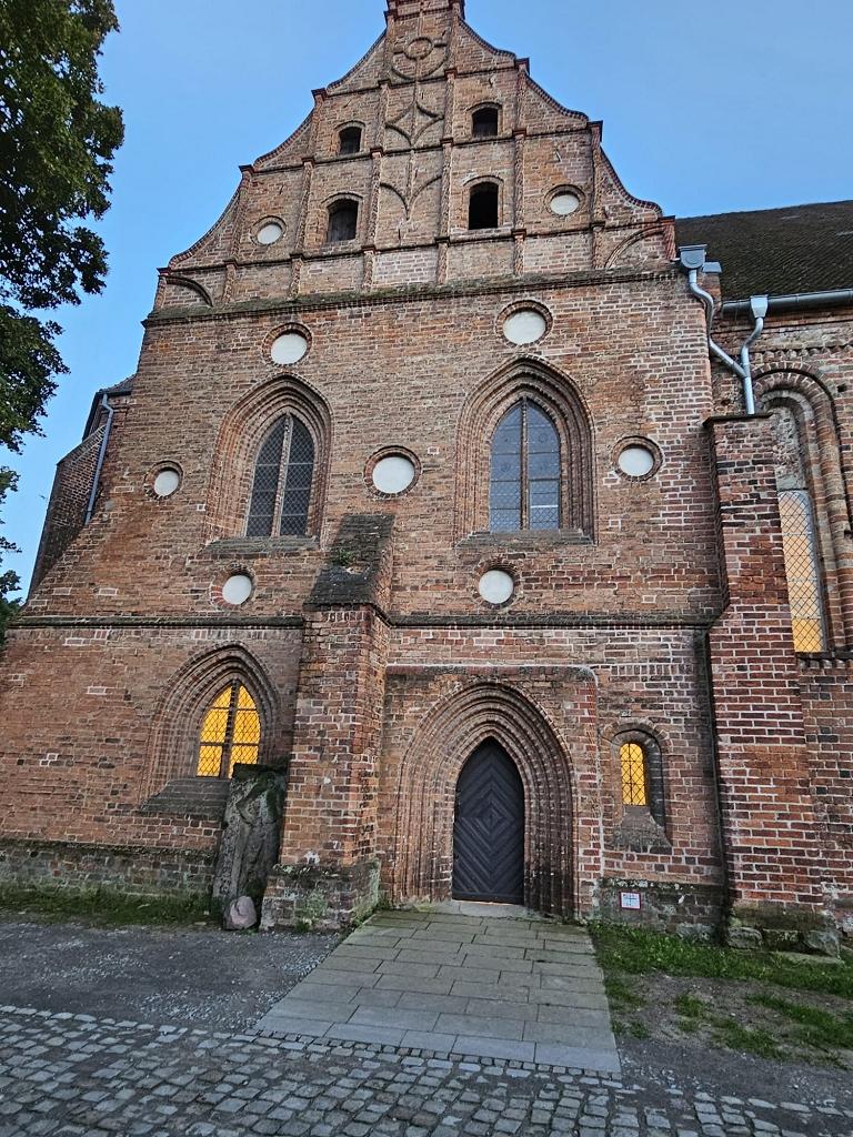 Mit dem Freizeitklub der Lebenshilfe unterwegs, heute, erste Eindrücke in die restaurierte Marienenkirche.