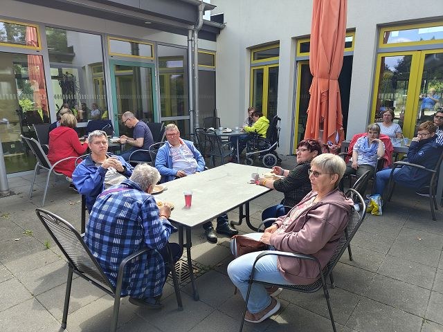 Mit dem Freizeitklub der Lebenshilfe kulinarisch, heute Grillnachmittag mit musikalischer Begleitung des Blockflötenkreises Gardelegen.