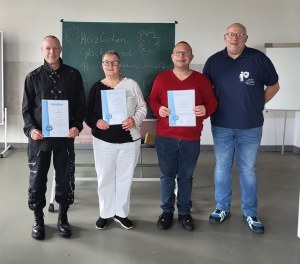 Zertifikate und Teilnahmebescheinigungen für interne Ausbildung zum Prüfassistenten Hauswirtschaft überreicht 1 Zertifikate und Teilnahmebescheinigungen für interne Ausbildung zum Prüfassistenten Hauswirtschaft überreicht