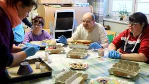 Fröhliche Osterstimmung in der Schillerstraße! 🐣🌷
