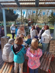 Wo Generationen gemeinsam lachen, hoppelt das Glück gleich mit.