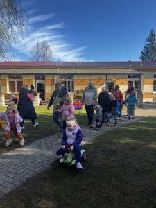 Wo Generationen gemeinsam lachen, hoppelt das Glück gleich mit.