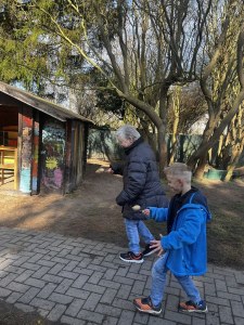 Wo Generationen gemeinsam lachen, hoppelt das Glück gleich mit.