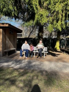 Wo Generationen gemeinsam lachen, hoppelt das Glück gleich mit.